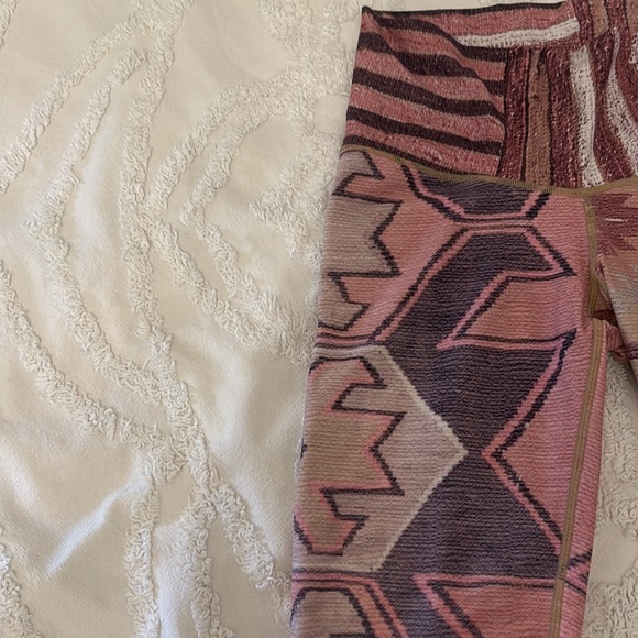 Niyama Sol “Beachcomber” tribal/aztec print leggings, size M 🩷🩶💜 - Picture 3 of 6